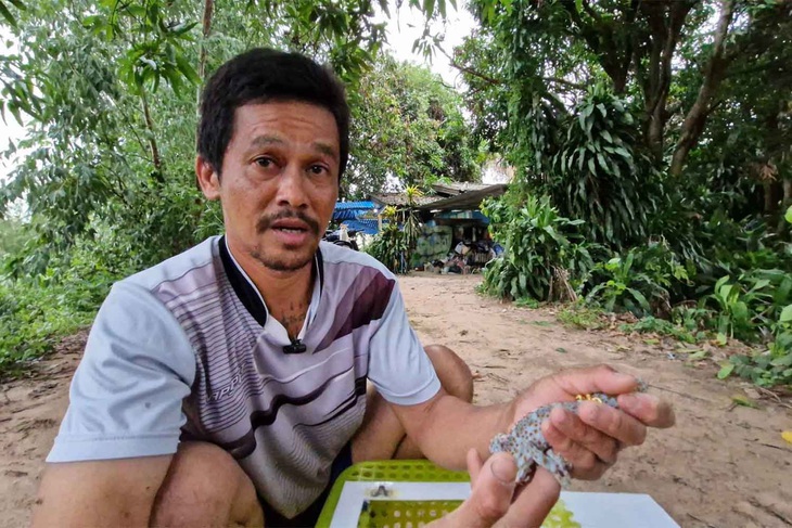 Người đàn ông tin rằng con tắc kè đã đem lại tài lộc cho mình.