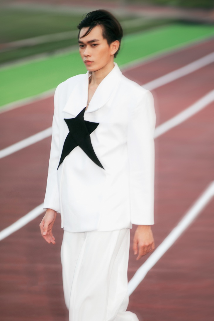 BST lấy hình ảnh quán quân chạy trên đường đua marathon, bóng người lướt qua cùng sự phơi sáng ảo ảnh, mặc trang phục trong lễ trao huy chương.