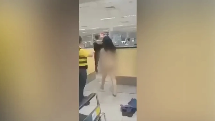 Nữ du khách tức giận đến mức không kiểm soát được hành vi. 