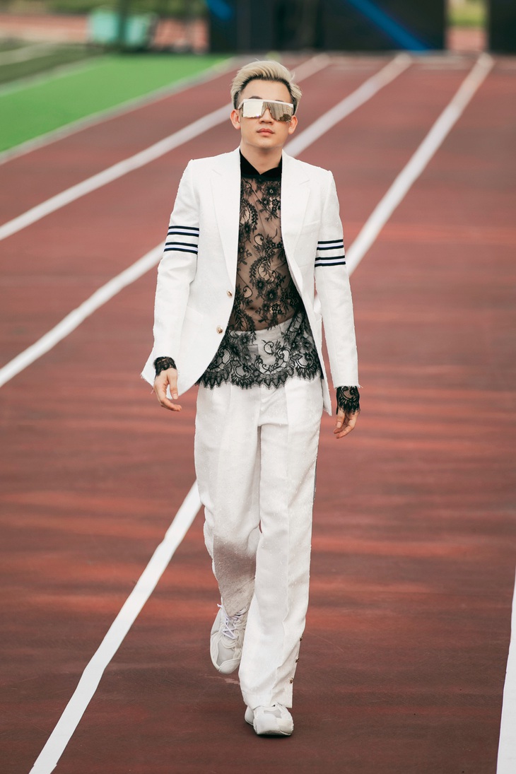 Trình diễn mở màn trong bộ sưu tập này có ca sĩ Dương Triệu Vũ