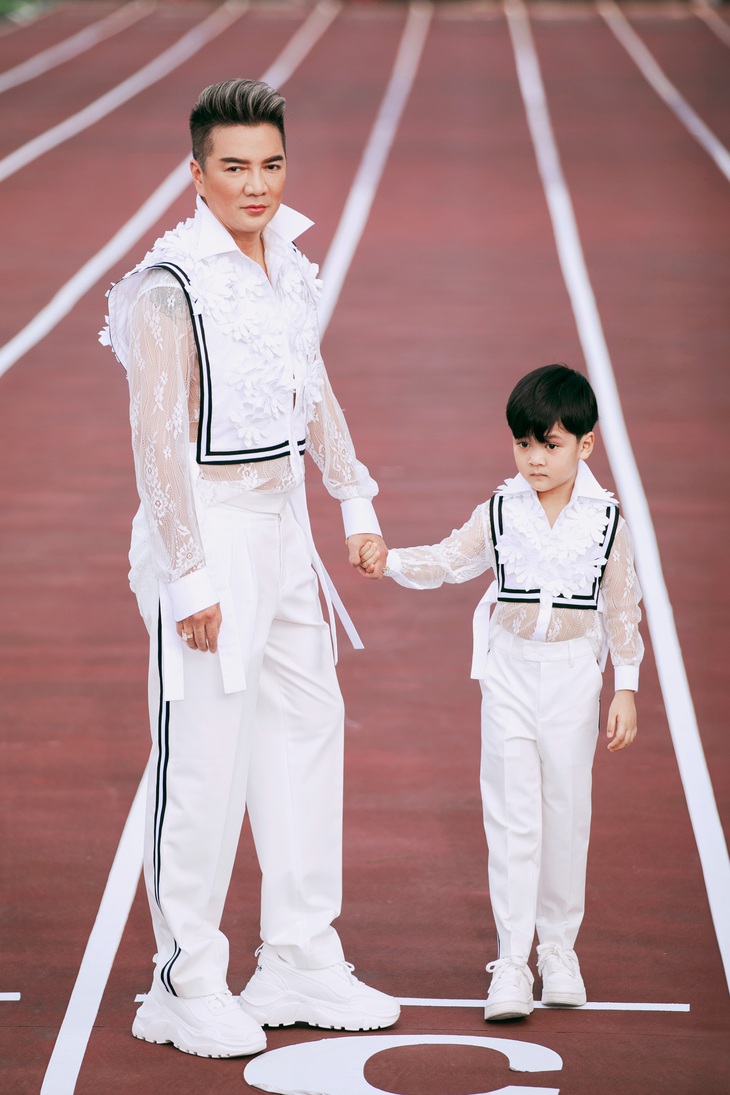Trên sàn catwalk dài vài trăm mét, Mr Đàm vừa diễn, vừa động viên con trai. Bé tỏ ra rất hợp tác, nhất là khi được bố chỉ cho thấy người quen ở trên khán đài.