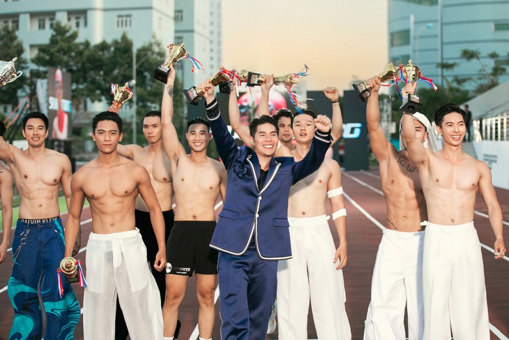 Đạo diễn Hưng Phúc chia sẻ cùng ê kíp dành nhiều tâm huyết chuẩn bị cho show trong nhiều tháng. "Dù cả đêm trước đó tôi chuẩn bị show, không hề chợp mắt, nhưng hôm diễn ra show vẫn đầy năng lượng. Tôi cảm nhận mình được quá nhiều người yêu thương, từ ê kíp đến các người mẫu, nên tôi phải luôn cố gắng hết sức", anh nói.