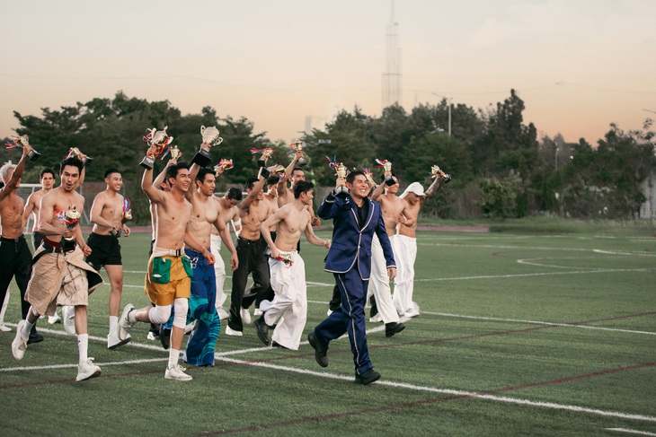 Đạo diễn Nguyễn Hưng Phúc cùng dàn mẫu nam 6 múi chạy khắp sàn diễn để chào khán giả.