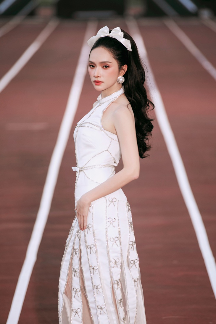 Cô diện bộ đầm có phần thân trên thiết kế như áo cổ yếm, phần thân dưới tua rua. Nàng hậu trình diễn nhẹ nhàng, duyên dáng, được nhiều khán giả khen xinh đẹp, quyến rũ.