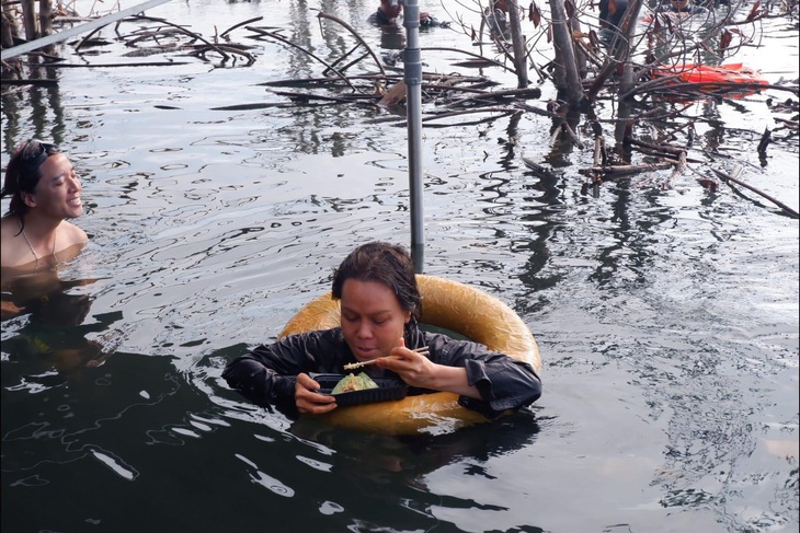 Việt Hương học nghề... vớt xác để vào vai chính trong Ma da- Ảnh 4.
