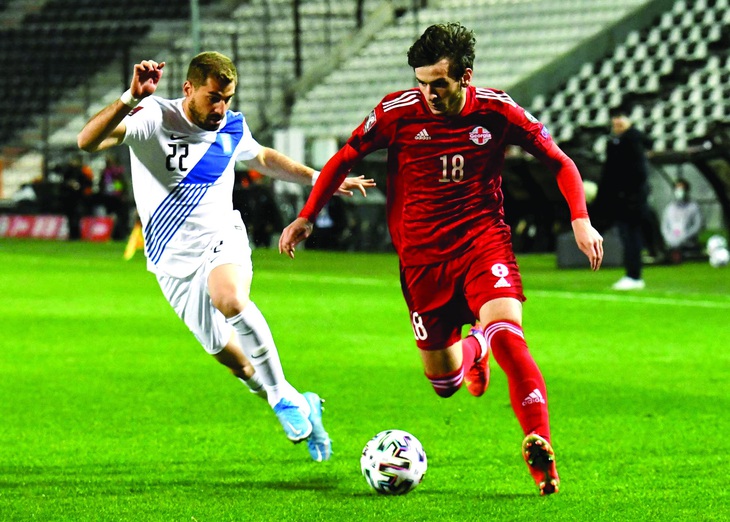 Khvicha Kvaratskhelia (áo đỏ) trong màu áo Gruzia. ẢNH: FOOTBALL FANCAST