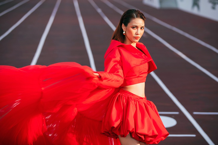 Lan Khuê nổi bật trong thiết kế đỏ rực của Hà Nhật Tiến. Dù bận rộn chăm lo tổ ấm song nữ siêu mẫu vẫn thỉnh thoảng góp mặt trong các show thời trang.