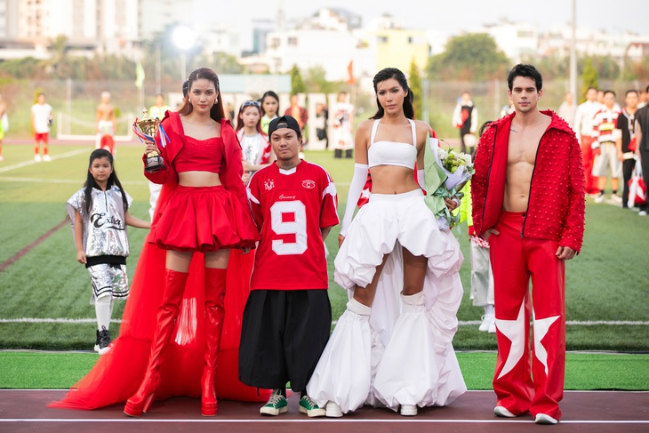 Lan Khuê, Minh Tú chào kết bộ sưu tập cùng nhà thiết kế Hà Nhật Tiến. Việc Lan Khuê, Minh Tú cùng đứng chung khung hình khiến khán giả thích thú. 