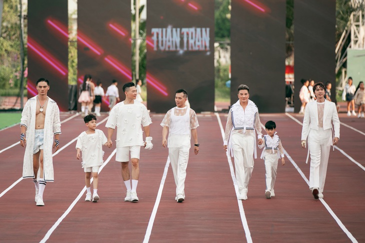 Bộ sưu tập Hoa trong đá của nhà thiết kế Tuấn Trần không chỉ mang lại sự mới mẻ và phong cách mà còn phù hợp với mọi hoàn cảnh, từ dạo phố đến những sự kiện sang trọng. Đây thực sự là lựa chọn hoàn hảo cho những quý ông yêu thích sự tinh tế và đẳng cấp trong thời trang.