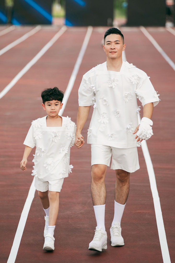 Quốc Cơ và con trai tự tin sải bước