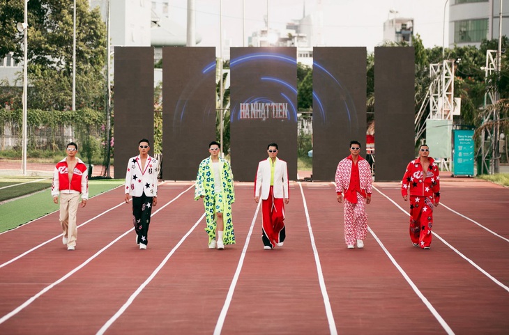 Mở màn bộ sưu tập Like a star của nhà thiết kế Hà Nhật Tiến là Anh Dũng - Lê Xuân Tiền - Vũ Tuấn Việt - Lâm Bảo Châu - Hiếu Nguyễn - Thuận Nguyễn. Trước khi hoạt động ở lĩnh vực diễn xuất, họ từng có thời gian phát triển trong vai trò người mẫu nên tự tin khi xuất hiện trên sàn diễn