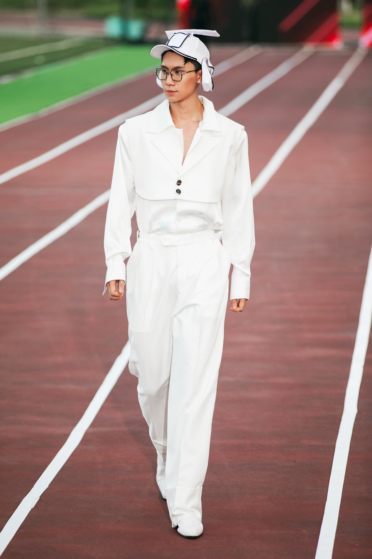 NTK sử dụng phong cách Sporty - Chic để thể hiện sự năng động nhưng không làm thay đổi tinh thần chính của thương hiệu.