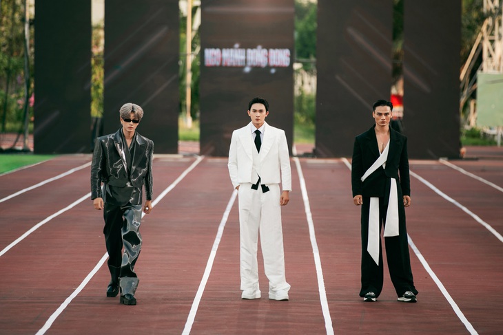 Bộ sưu tập của Ngô Mạnh Đông Đông còn quy tụ dàn trai đẹp bước ra từ cuộc thi Quý ông hoàn mỹ gồm Minh Kha - Phạm Kiên - Minh Khắc