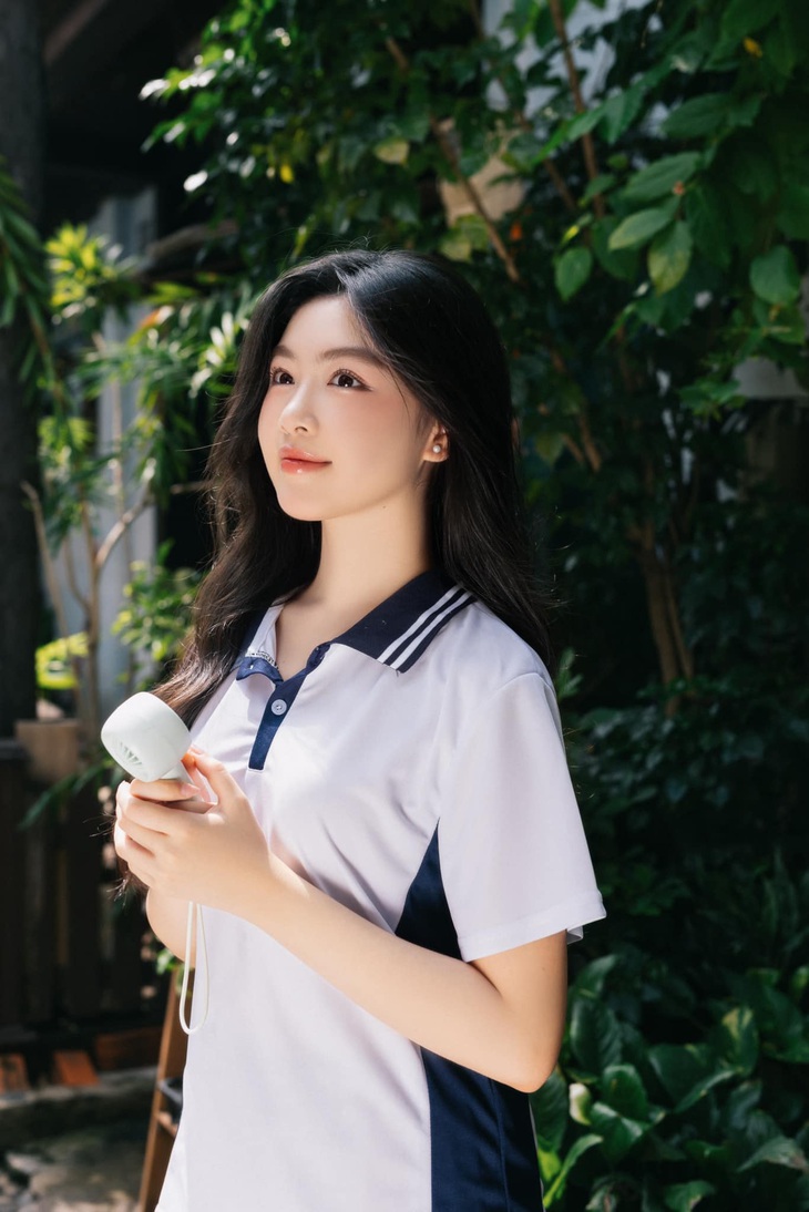 Lọ Lem, con gái đầu lòng của Quyền Linh, được người hâm mộ gọi là "hoa hậu tương lai"