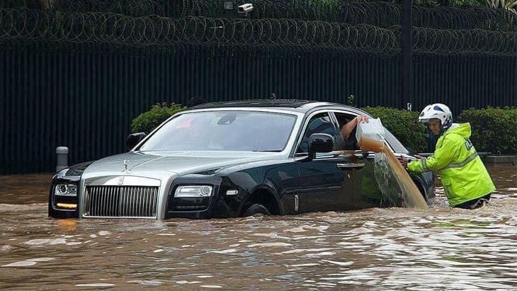 Ảnh vui 14-6: 'Này là bản rút gọn, không có tự động bơm nước ra'- Ảnh 1.