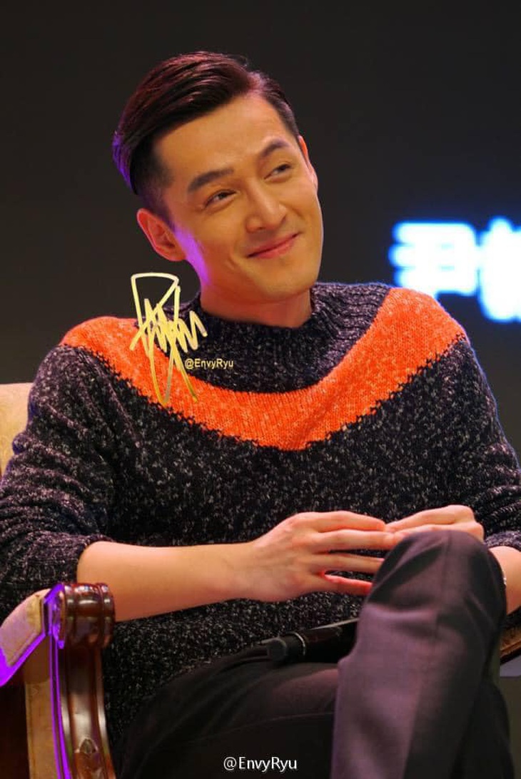 Hồ Ca cười híp mắt chia sẻ kinh nghiệm làm cha