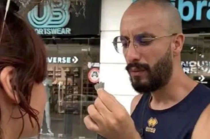 Bị tù và phạt gần 1 tỉ đồng vì làm clip ôm người lạ trên đường- Ảnh 1.