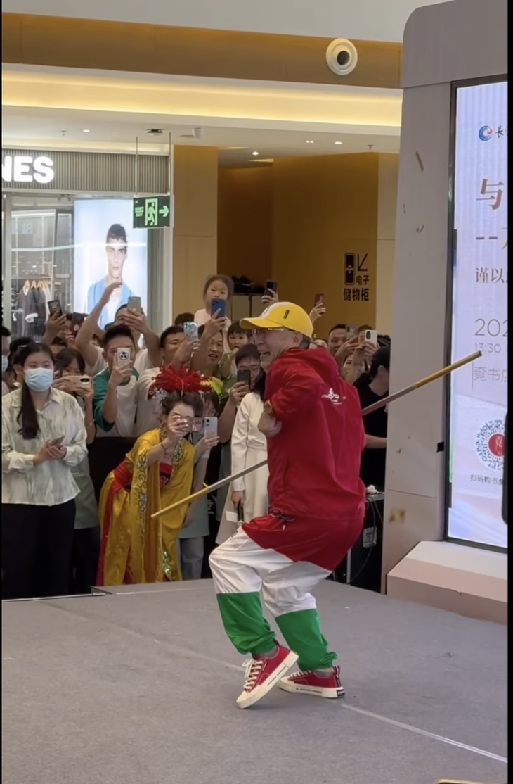 ‘Tôn Ngộ Không' Lục Tiểu Linh Đồng 65 tuổi mặc đồ xì-tin, múa gậy cực bén- Ảnh 2.