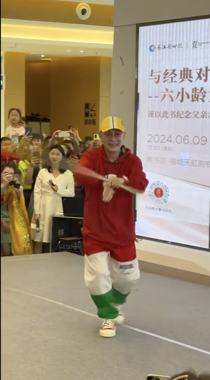 ‘Tôn Ngộ Không' Lục Tiểu Linh Đồng 65 tuổi mặc đồ xì-tin, múa gậy cực bén- Ảnh 1.