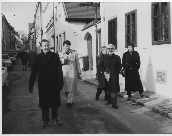 Steve Alpert (bìa trái) cùng các thành viên Studio Ghibli. 