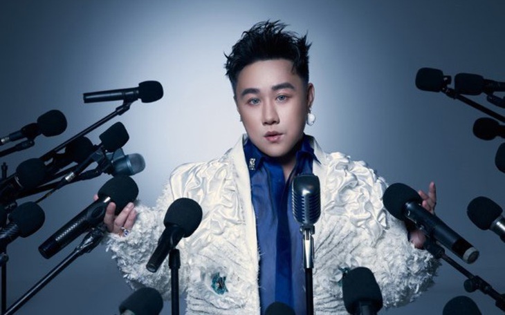 Trung Quân tập múa cột, 