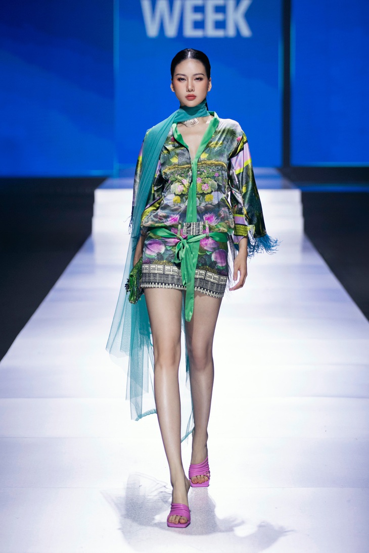Bùi Quỳnh Hoa 'đại náo' sàn catwalk Vietnam International Fashion Week 2024- Ảnh 10.