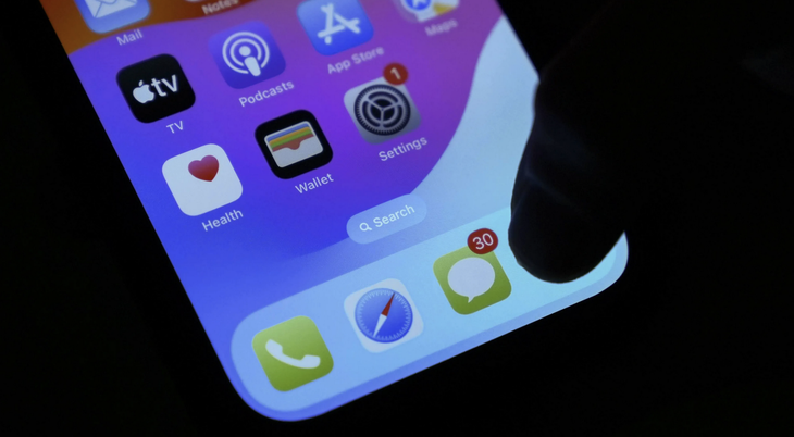 Cho rằng Apple khiến vợ chồng ly hôn, người đàn ông quyết kiện đòi lại 161 tỉ đồng. 