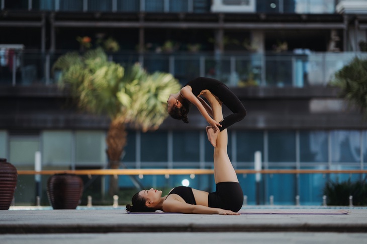 Bé Sophia học rất nhanh và cũng cực kỳ yêu thích yoga như mẹ, thậm chí bé còn siêng năng học để có thể “đuổi kịp” trình độ người mẹ của mình.