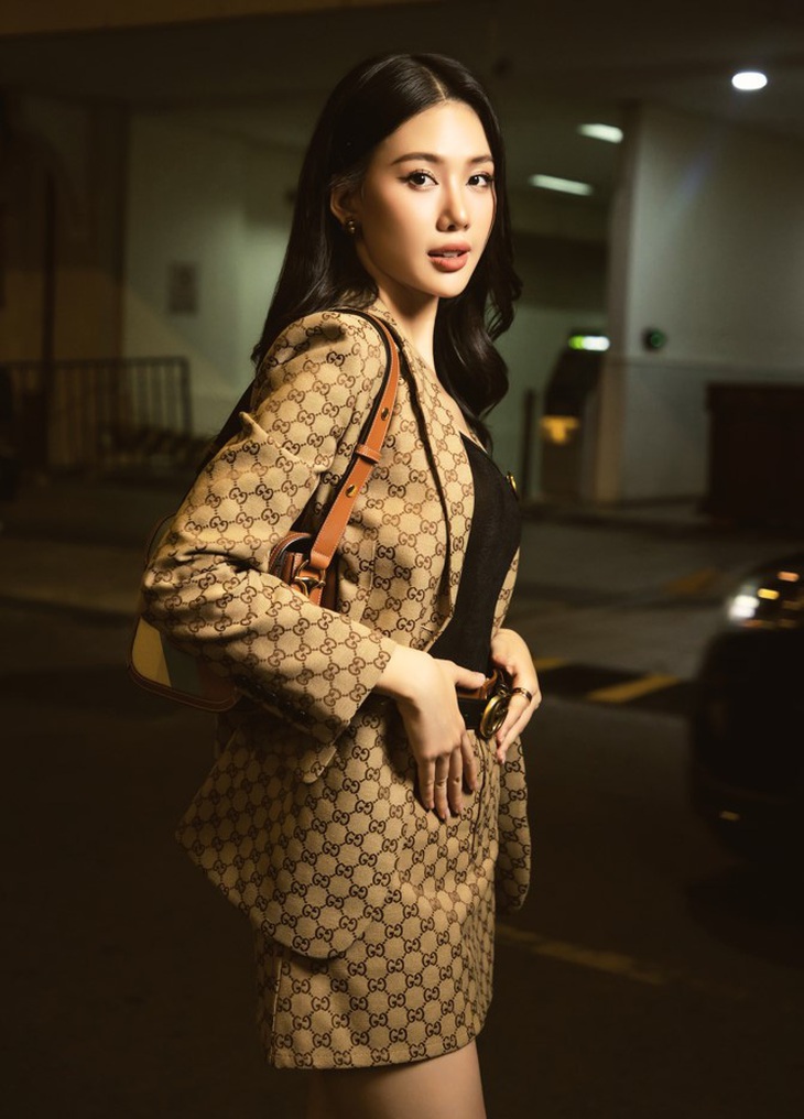 Nhan sắc Bùi Quỳnh Hoa ngày càng thăng hạng cùng gu thời trang ấn tượng, biến hóa liên tục, khi thì thanh lịch, sang trọng với “cây đồ hiệu”...