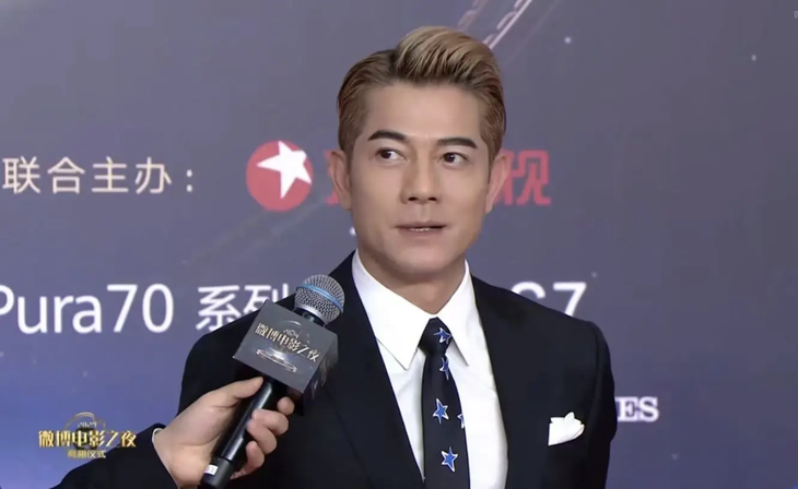 Dù đã U60 nhưng Quách Phú Thành vẫn đẹp trai, trẻ trung hơn tuổi cùng thân hình săn chắc không hổ danh là “Nam thần không tuổi" của giải trí Hong Kong.&nbsp;Song, tại đây, khi chia sẻ về việc đang chuẩn bị cho buổi hòa nhạc sắp tới tại Hồng Khám, ngôn ngữ tiếng Phổ thông của nam tài tử khiến nhiều người phì cười vì ‘mãi giậm chân tại chỗ’