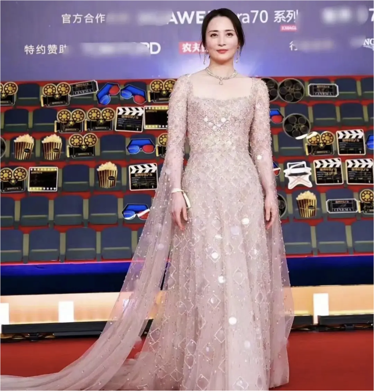 Không hổ danh là “Đệ nhất mỹ nhân cổ trang”, Tưởng Cần Cần khiến nhiều người phải xuýt xoa với nhan sắc “lão hóa ngược” ở tuổi 48. Lựa chọn chiếc váy sequin hồng nhạt, Tưởng Cần Cần trông thanh lịch, dịu dàng tôn lên làn da trắng ngần.&nbsp;Song, bà xã của Trần Kiến Bân cũng cho biết bản thân cô không lo lắng về việc đóng vai diễn phù hợp với tuổi của mình.