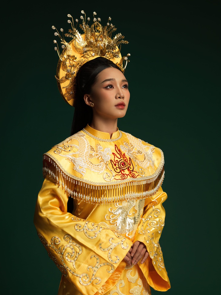 Tuy nhiên, nữ ca sĩ vẫn mong có thể học hỏi thêm kinh nghiệm và không dám đem mình so sánh với những ngôi sao mà bản thân yêu mến, thần tượng như NSND Bạch Tuyết.