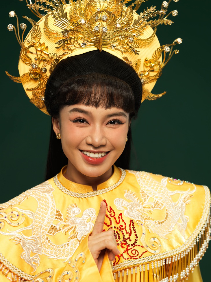 Tú Tri cho biết khi hóa thân thành vai diễn của NSND Bạch Tuyết, cô gặp áp lực vì đây là vai để đời của một bậc tiền bối trong ngành cải lương.