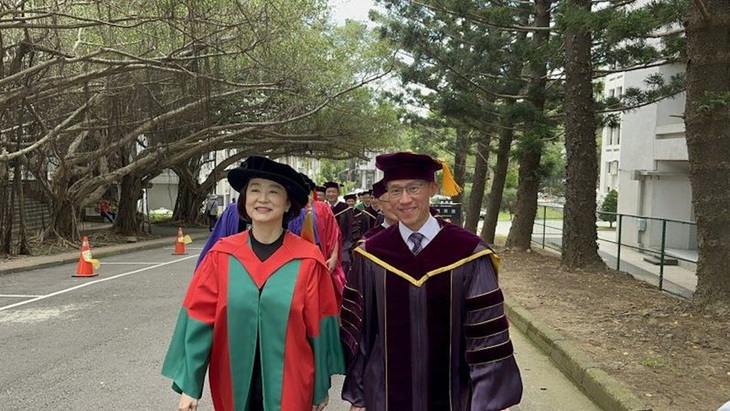 Lâm Thanh Hà cùng Hiệu trưởng Đại học Thanh Hoa tại buổi lễ tốt nghiệp