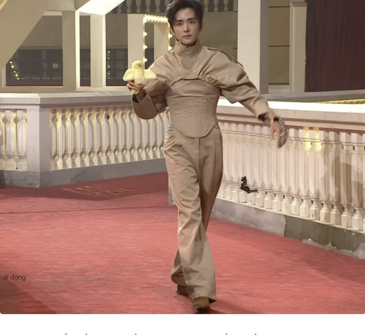 Với outfit lựa chọn xuất hiện lần này của Trương Tân Thành đã không thể tôn lên hết vẻ điển trai của anh chàng. Nam diễn viên Lấy danh nghĩa người nhà như bị bộ đồ... nuốt chửng.