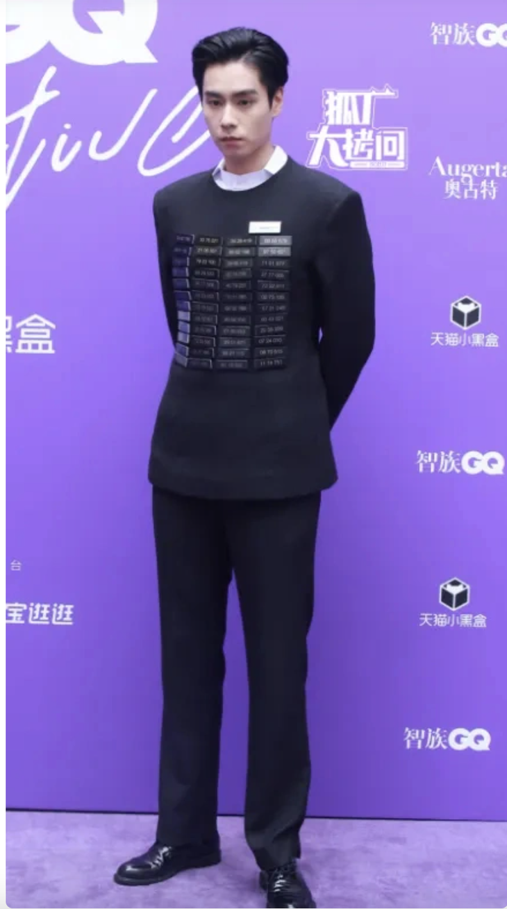 Trước giờ Hồ Nhất Thiên luôn ghi điểm về trang phục. Nhưng với việc lựa chọn bộ đồ theo phong cách hoàng tộc lần này đã biến nam diễn viên Gửi thời thanh xuân tươi đẹp thành một người làm trong ngành dịch vụ. Điều đáng kinh ngạc nhất đó chính là nam diễn viên còn mix match với găng tay đen.