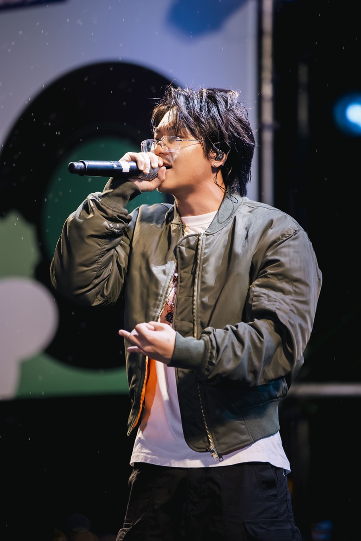 Obito lại khiến khán giả lọt hố khi xuất hiện hát Hà Nội một mình mà không có Vstra. Dù trời mưa nhưng các nghệ sĩ vẫn vừa biểu diễn vừa giao lưu và giữ chân khán giả bằng sự nhiệt tình hết mình.