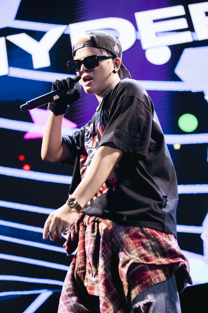 Rhyder là một trong những giọng ca được chờ đợi, đã không ngần ngại đem Sao băng - sản phẩm chưa công bố lần đầu tiên trình diễn trên sân khấu Forest Playground.