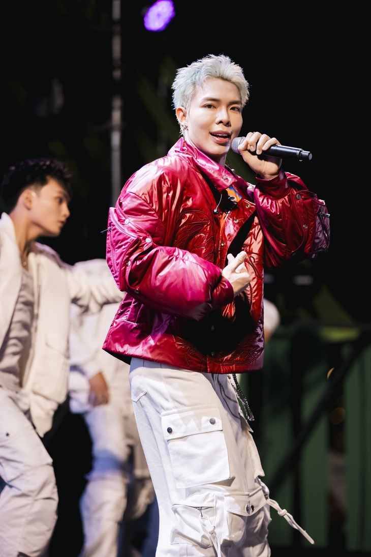 Erik nhiệt tình tung hứng cùng khán giả