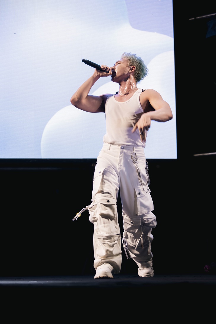 Erik khoe body "cực cháy"