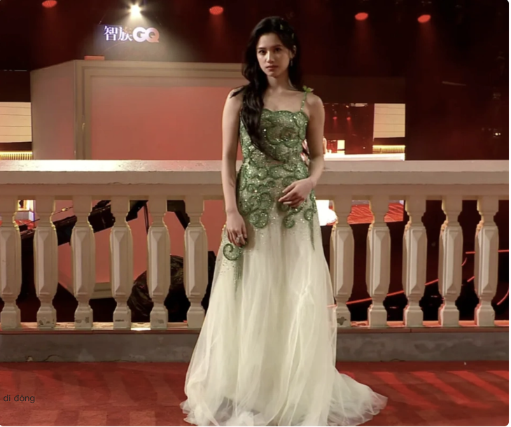 Bộ cánh màu xanh lá cây với hoa văn là những đám mây nhưng lại trông giống những lát dưa leo dán vào một chiếc váy voan của Trương Tịnh Nghi khiến nhiều người... phì cười.