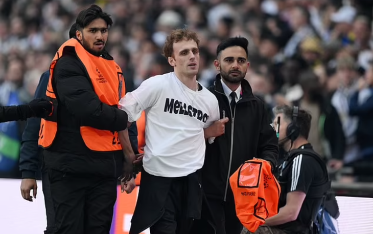 UEFA vừa đổi nhạc hiệu Champions League đã bị người hâm mộ chê - Ảnh 4.