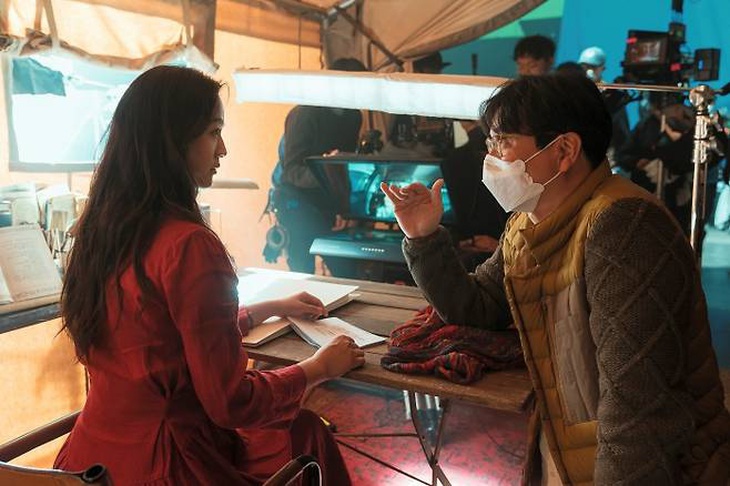 Thang Duy (trái) trao đổi cùng ông xã - đạo diễn Kim Tae Yong&nbsp;