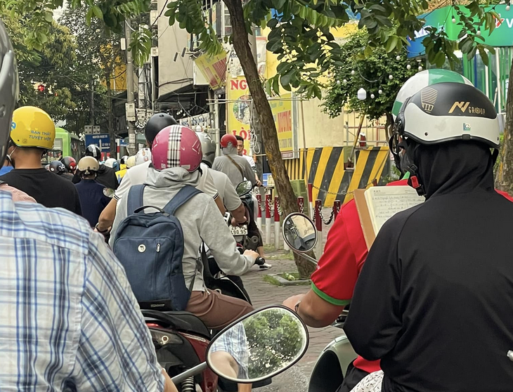 Tranh thủ học bài khi đường kẹt xe. 