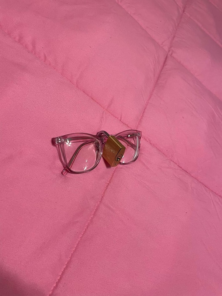 Cách khiến một đứa bạn bị cận hết giận mình... 