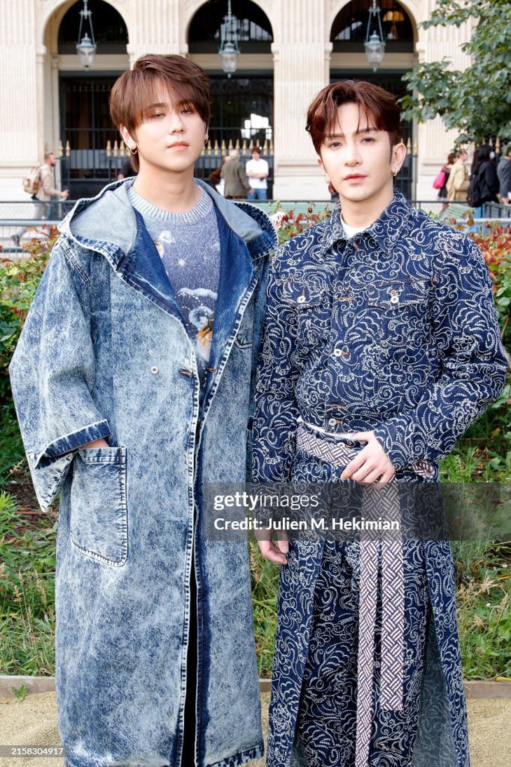 Hai thành viên nhóm nhạc Mirror từ Hong Kong (Trung Quốc) là Khương Đào và Lư Hãn Đình chọn tông xanh denim để đến dự show của nhà mốt Pháp.