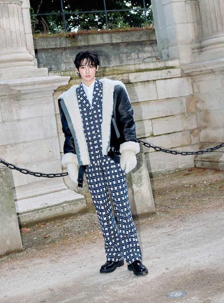 Winwin (NCT) cũng là thần tượng K-pop khác tham dự show diễn Xuân Hè 2025 của KENZO. Mỹ nam Hàn gây ấn tượng khi khoác áo lông dày bên ngoài bộ suit mang họa tiết kẻ bắt mắt.