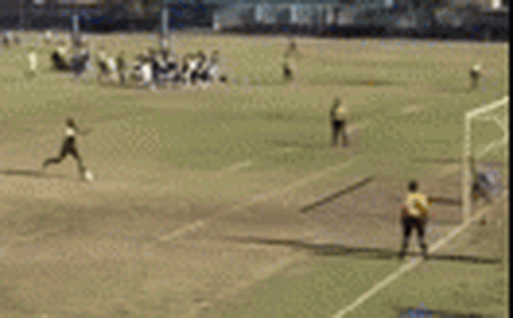 Chàng trai sút penalty hài hước khi lấy đà từ giữa sân