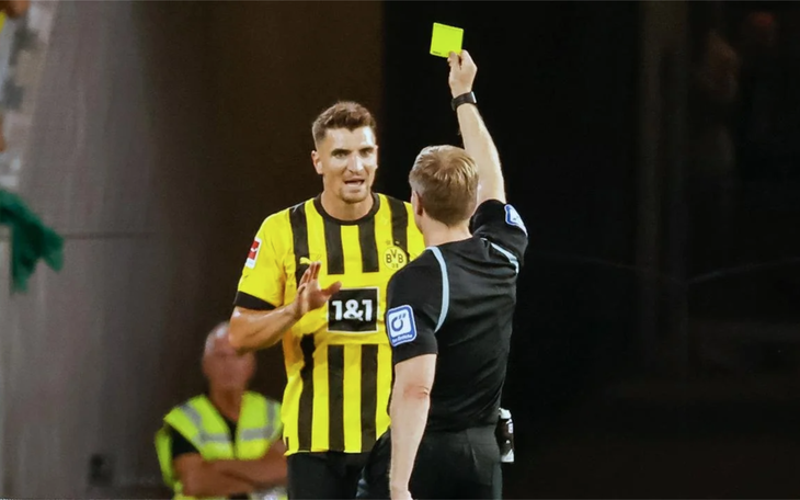 Nghiên cứu: Cầu thủ cao hơn trọng tài dễ bị phạt nặng hơn