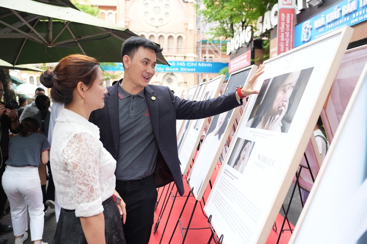 Một trong các bác sĩ trẻ tham gia điều trị cho 15 bệnh nhân bạch biến trong bộ ảnh Ô cửa và bầu trời giới thiệu về các bệnh nhân cùng quá trình điều trị và thành công của họ